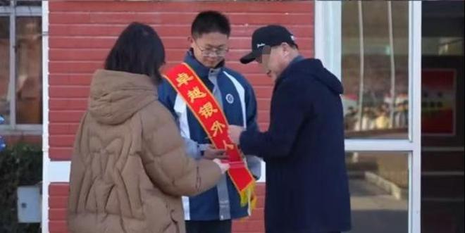 后续来了！网友表示：这嘉奖是不是低了ky开元棋牌地震中高中生背起同学逃生(图3)