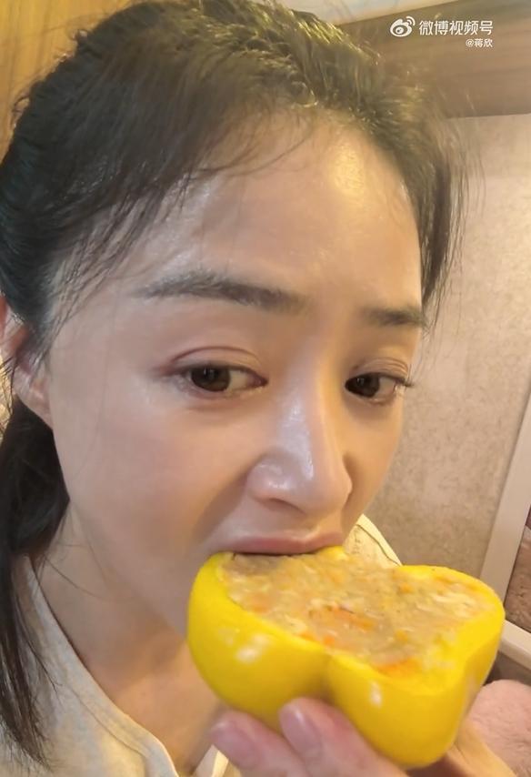 ”吐槽：演员卷这事儿我是真的服！ky开元棋牌蒋欣晒剧组“减脂盒饭(图5)