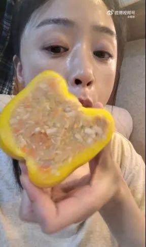 ”吐槽：演员卷这事儿我是真的服！ky开元棋牌蒋欣晒剧组“减脂盒饭(图2)